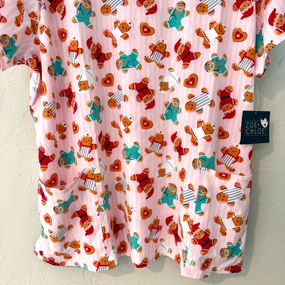 Zoe + Chloe-WonderWink-Women’s Scrub Top-Gingerbread Pattern-Pink-Size 2X-NWT - Picture 3 of 11